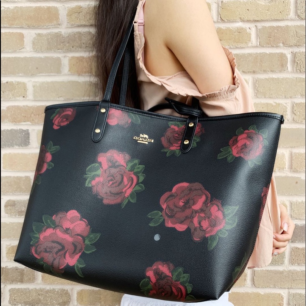 Gaby’sBags👜💕-NWT Coach Reversible Tote&Pouch - Picture 2 of 3